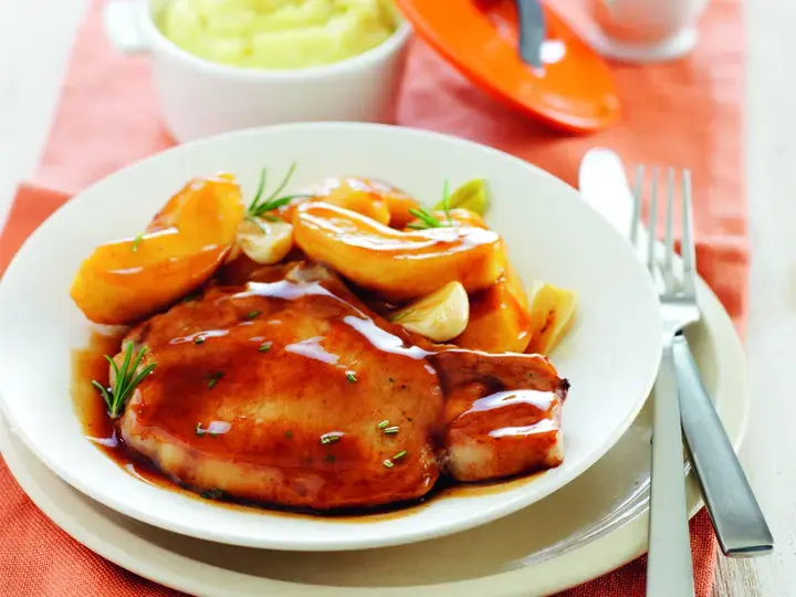 Côtes de porc aux pommes et au romarin