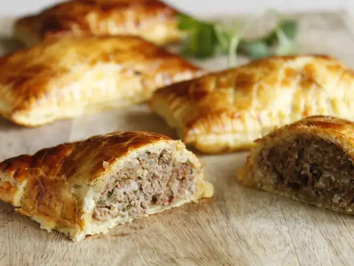 Friands à la viande et aux herbes