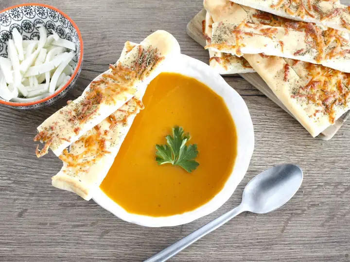 Velouté 8 légumes et baguettines de pizza mozzarella et herbes