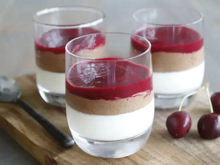 Panna cotta, mousse au chocolat Noir Absolu et compotée de cerises