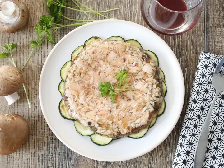 Saumon en gelée et champignons persillés