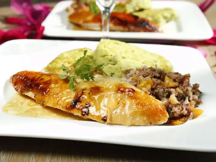 Pintades farcie aux morilles et fruits secs