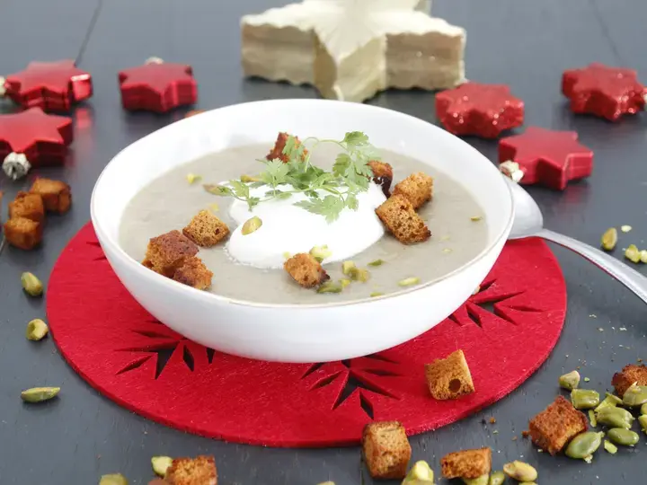Velouté de champignons chantilly au pain d'épices et pistaches