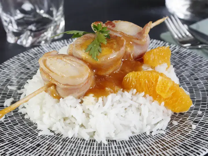 Brochettes de Saint Jacques, poitrine sauce à l'orange