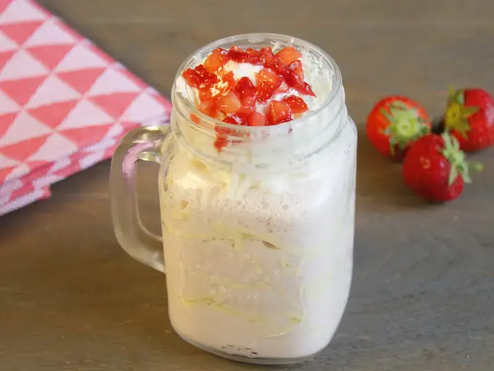 Latte frappé fraises chocolat blanc
