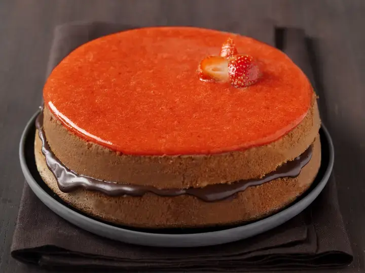 Gateau moelleux miroir de fraise et ganache chocolat