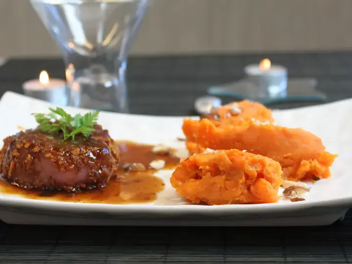Noisettes de veau panées au pain d'épices, purée de patate douce