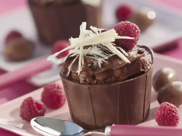 Nid croquant à la mousse au chocolat et framboises