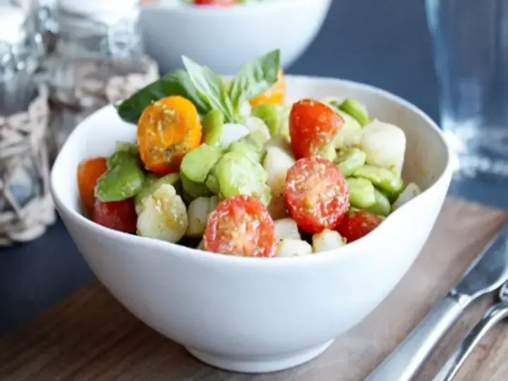 Salade de fèves pétoncles et tomates cerises