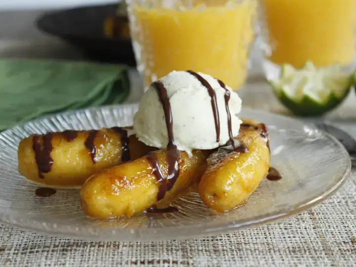 Petites bananes glacees, sauce au chocolat et glace vanille(pas avant avril 2005)