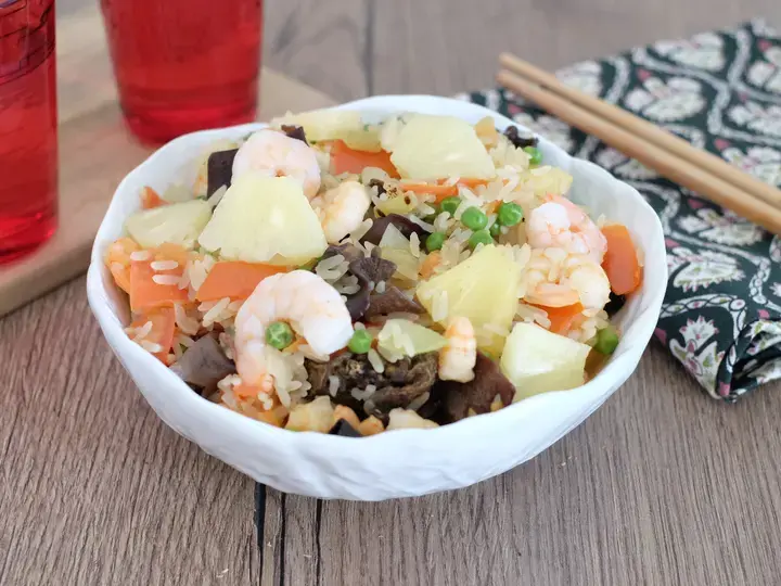 Riz aux crevettes, ananas et champignons noirs