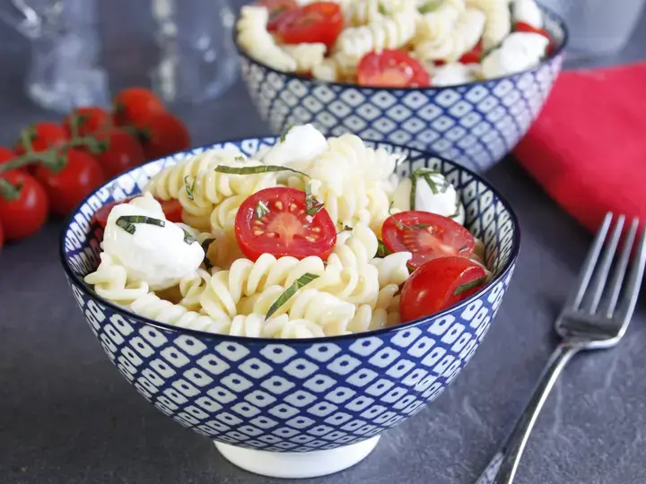 Torsades tomates mozzarella basilic