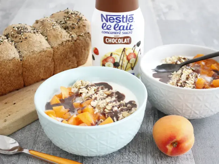 Yahourt aux fruits, granola et sauce chocolat