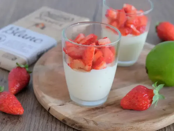 Mousse au chocolat blanc et citron vert aux fraises