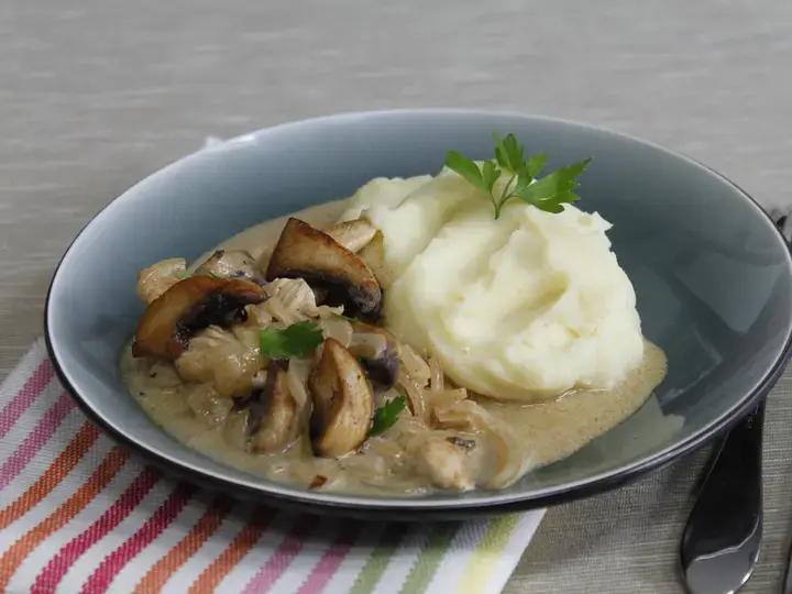 Fricassée de volaille aux champignons et purée de pommes de terre