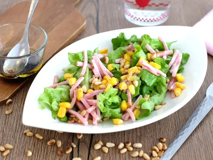 Batavia aux allumettes de jambon mais et pignons