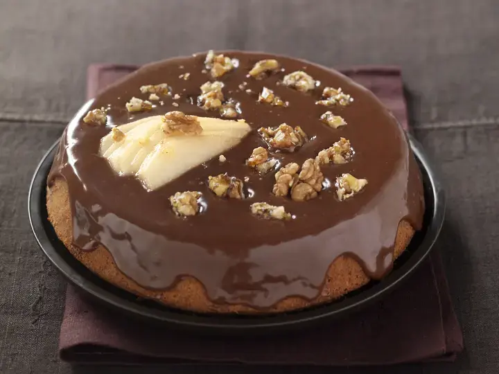 Gâteau aux noix, ganache au chocolat praliné et poires