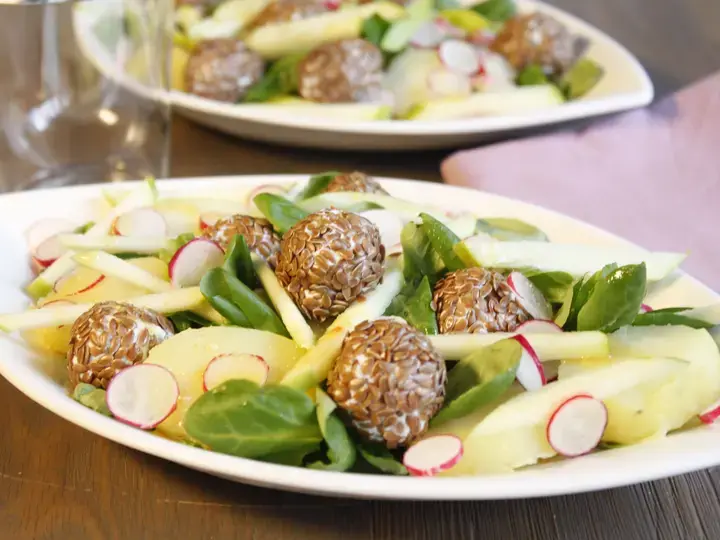 Salade de mâche, pomme granny et légumes croquants