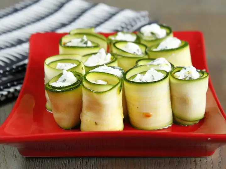 Rouleaux de courgette chèvre frais et fines herbes