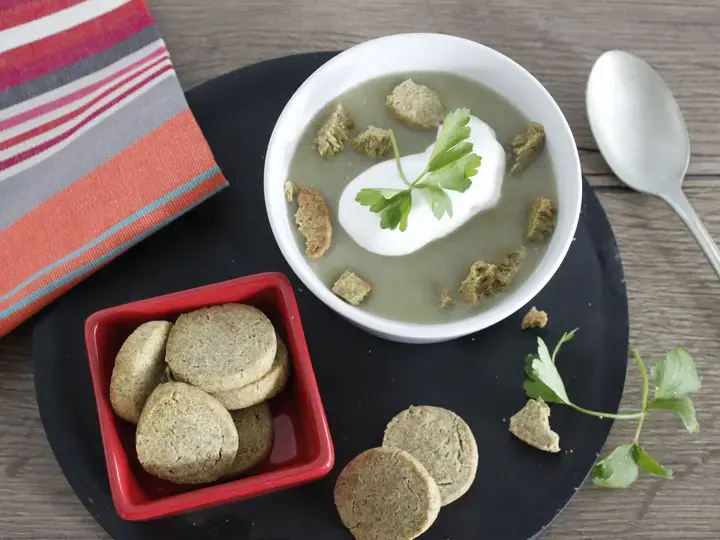 velouté de champignons, chantilly au gorgonzola et sablés au sarrasin