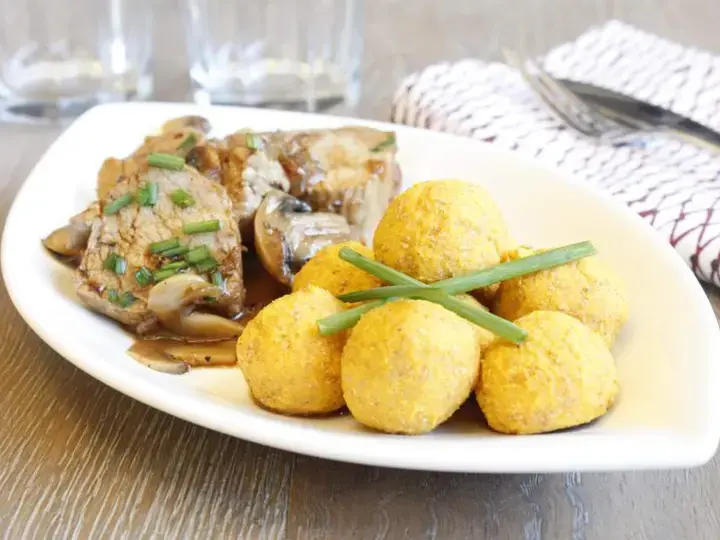 Pomme dauphines et filet mignon aux champignons