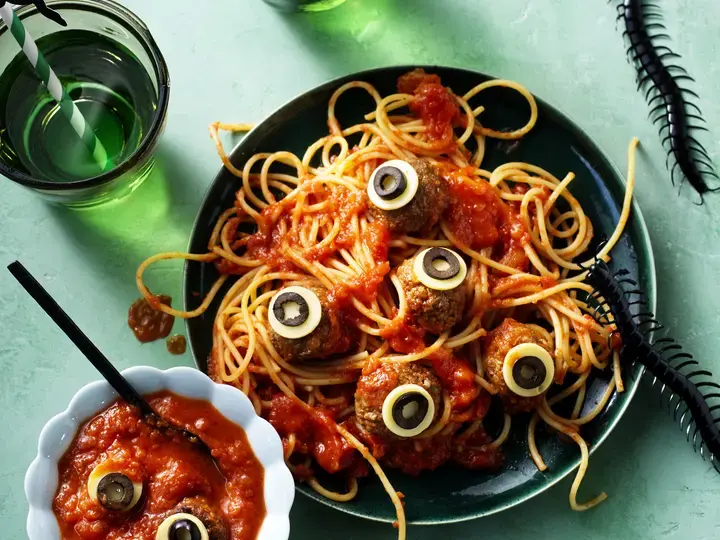 Spaghetti d'Halloween aux globes oculaires et sauce sanglante