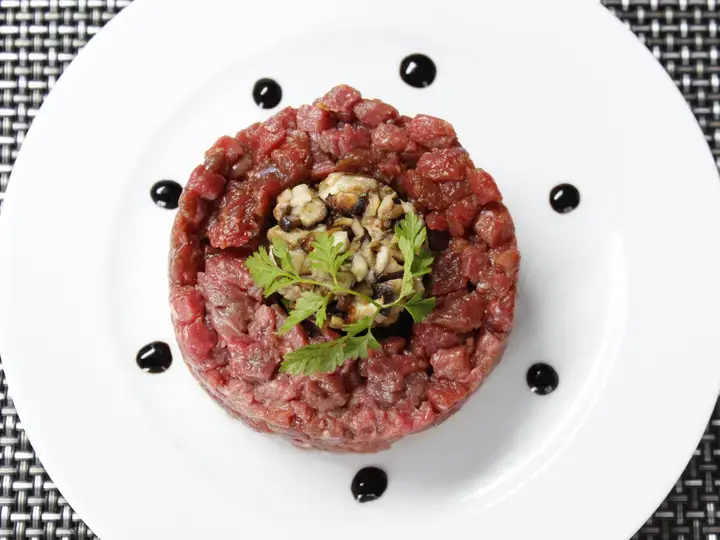 Tartare de boeuf au gingembre et cèpes