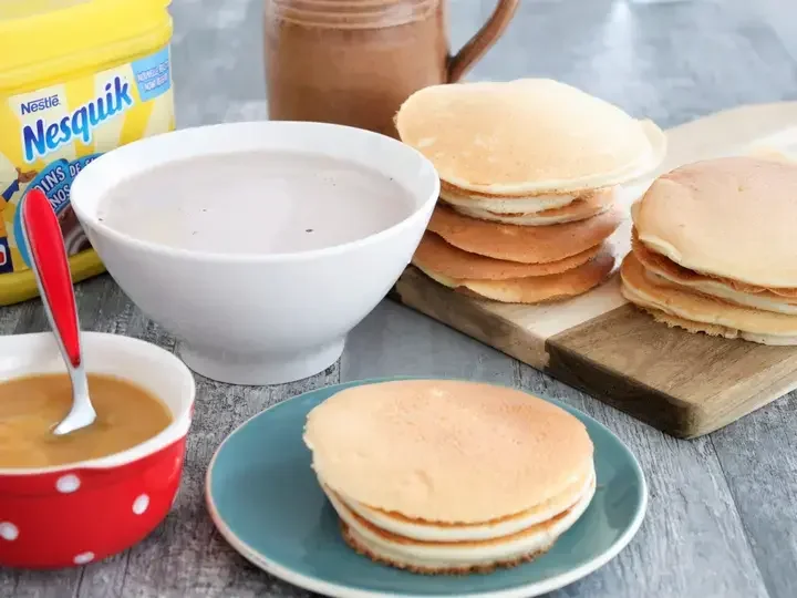 Pancakes à la compote de pomme et bol de Nesquik