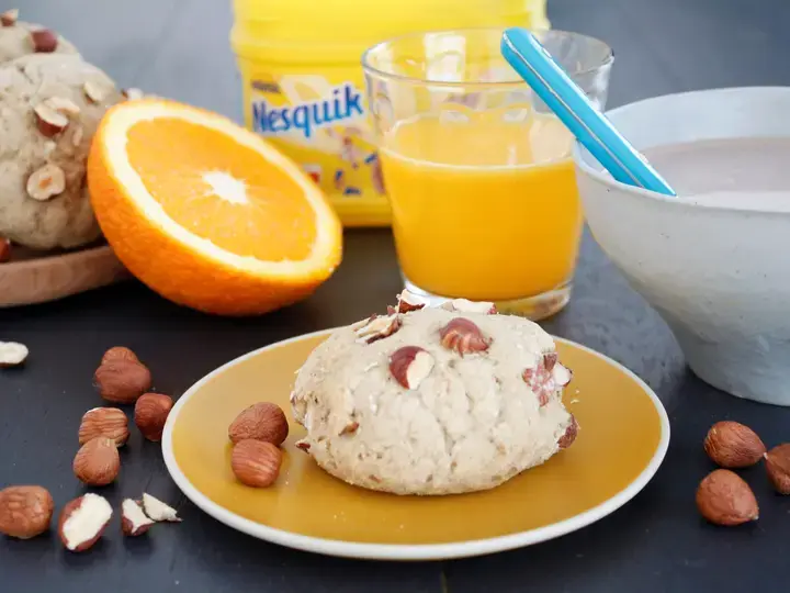 Petits pains complets aux noisettes et bol de Nesquik