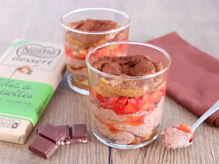 Tiramisu aux fraises et chocolat éclats de noisettes