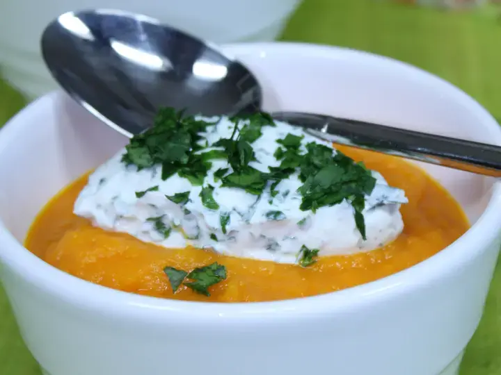Crème de carottes, quenelle de chèvre frais persillée
