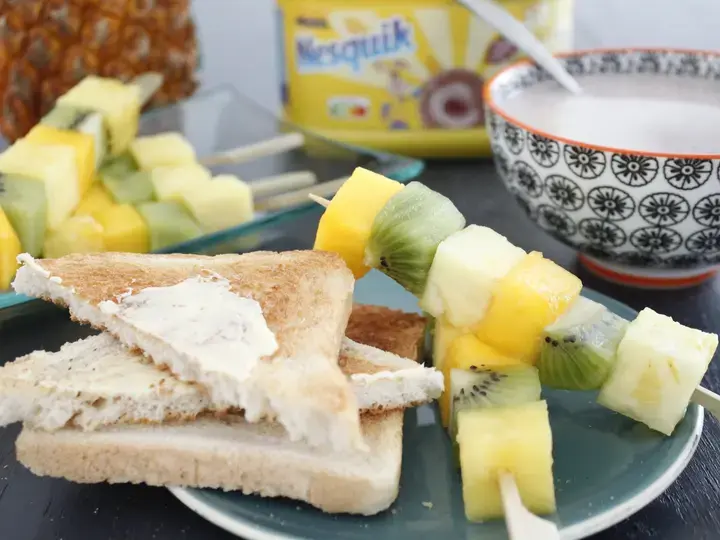 Brochettes de fruits exotiques, pain toasté et Nesquik