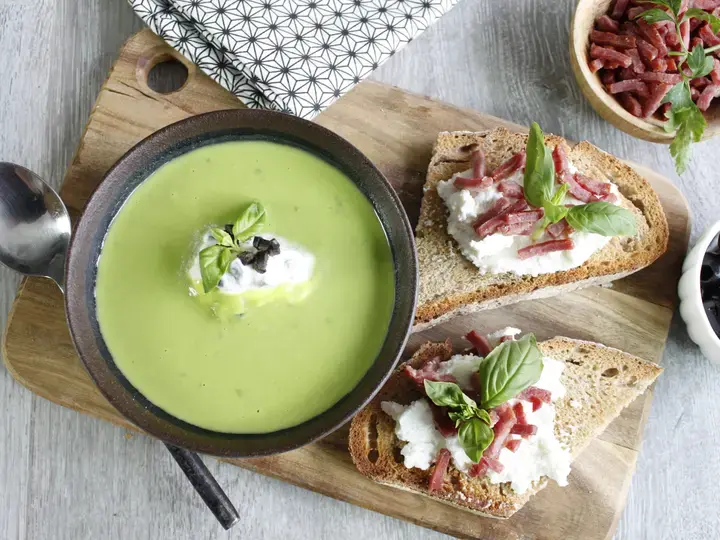 Cappucino glacé de petits pois et tartine de ricotta et bacon