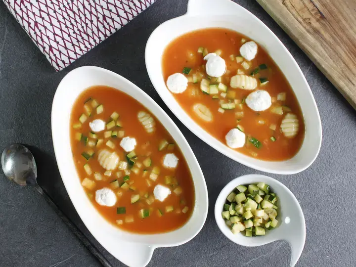 Bouillon de tomate vermicelles aux gnocchi, courgettes et chèvre frais
