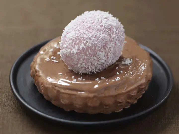 Nids fondants tout chocolat et oeufs fruités fraise coco