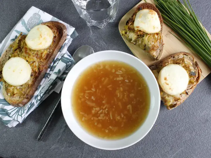 Pour un diner sur le pouce dégustez cette soupe à l'oignon avec une tartine poireau chèvre !