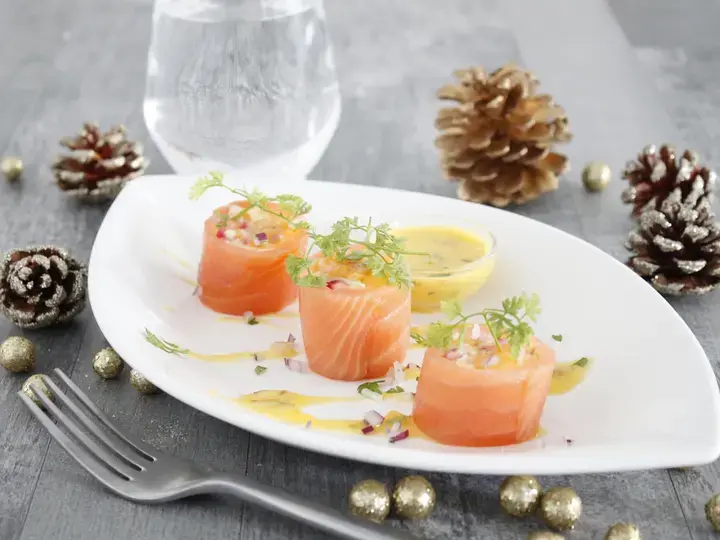 Makis de saumon fumé radis noir grenade mangue