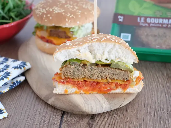 Burger cheddar veggie sauce tomate maison