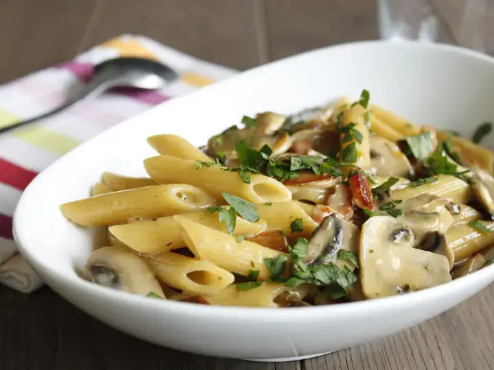 Penne champignons lardons crème