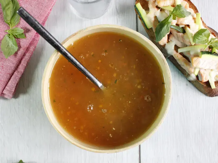 Bouillon de légumes vermicelles et sa tartine de saumon et courgettes
