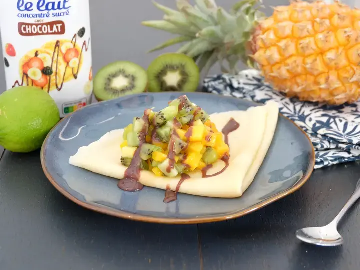 Crêpes aux fruits exotique et sauce chocolat au lait concentré