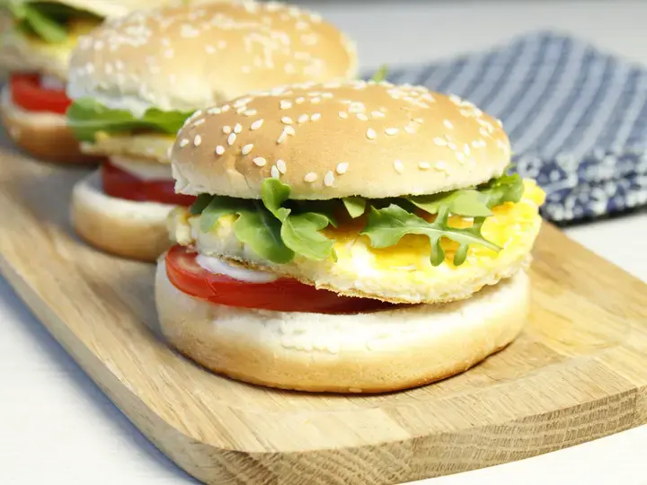 Burger petite omelette, tomate mozzarella