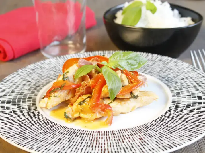 Rouleaux de poulet, poitrine et petits légumes