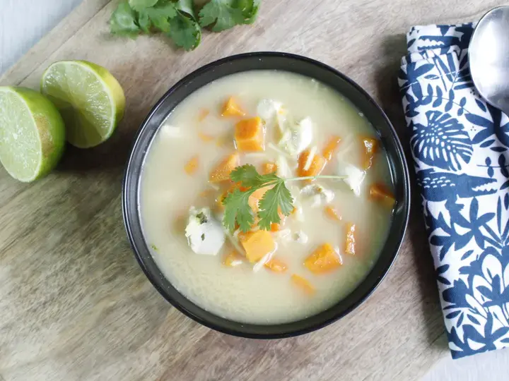 Bouillon de poule vermicelles, lait de coco et patate douce au citron vert