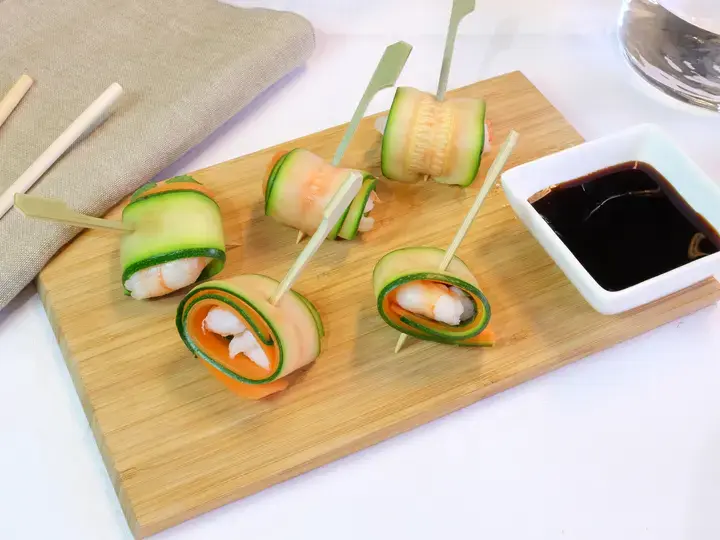 Roulés de courgette, crevettes, carotte et menthe