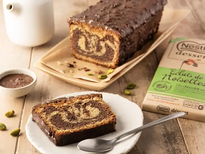 Cake marbré chocolat pistaches avec glaçage éclats de noisettes