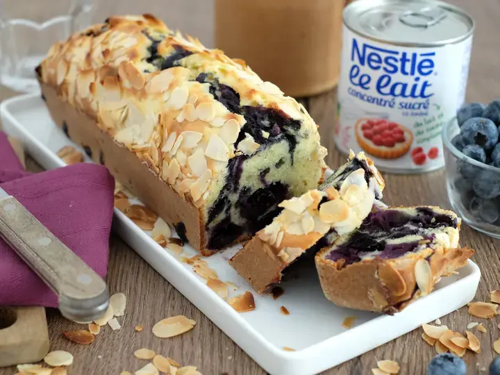 Cake moelleux au myrtilles et lait concentré