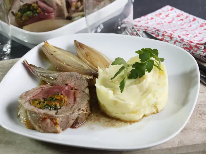 Rôti d'agneau de Pâques aux abricots et échalotes confites
