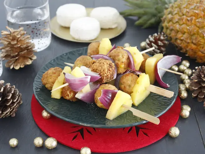 Brochettes festives ananas chèvre au pain d'épices et boulettes aux légumes