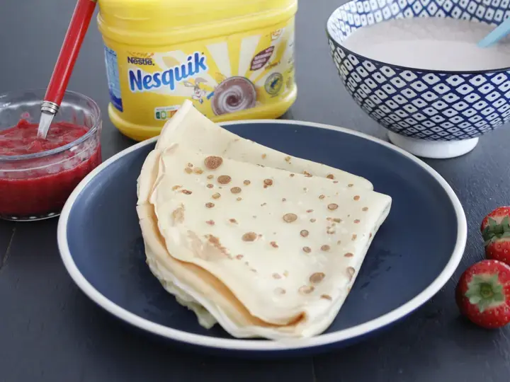 Crepes à la compotée de fraises et bol de Nesquik